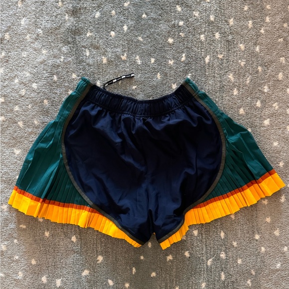 SOLD - Nike Sacai pleated running tempo shorts - Picture 1 of 2